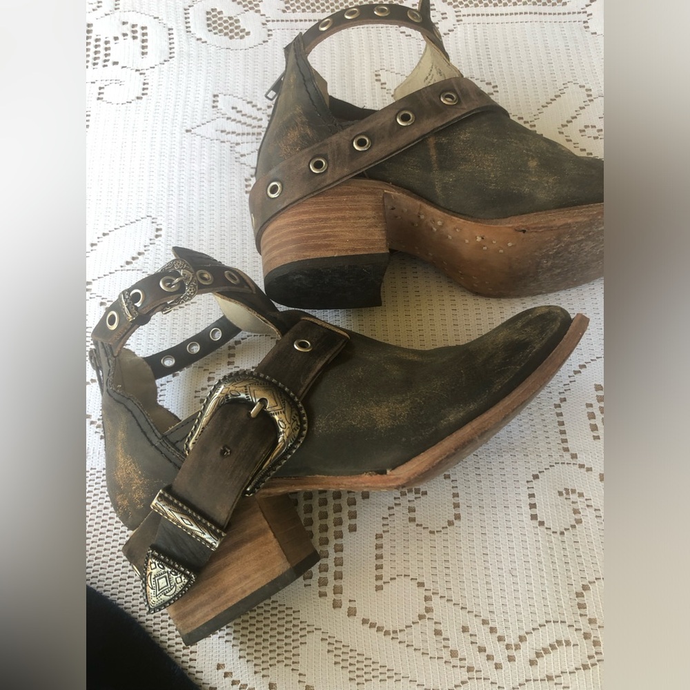 FREEBIRD l Carsen Distressed Brown/Black  Leather Ankle Bootie Sz 9 Boho Buckle - Picture 9 of 14